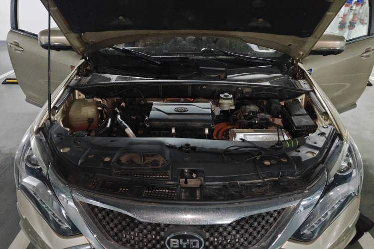 Used BYD Tang New Energy 2015 2.0T Four-Wheel-Drive Flagship Model Engine Bay