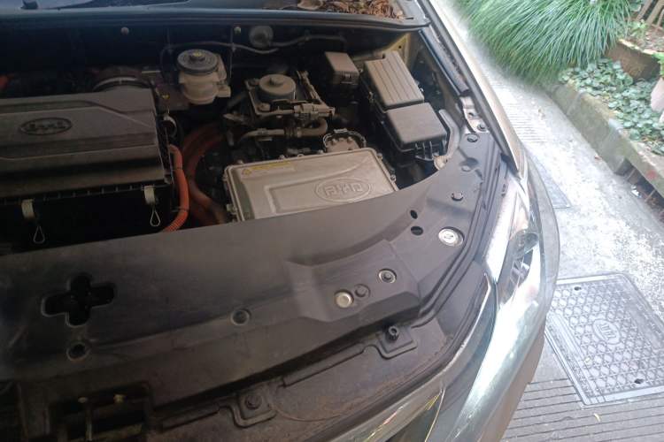 Used BYD Tang New Energy 2015 2.0T Four-Wheel-Drive Flagship Model Engine Bay Left