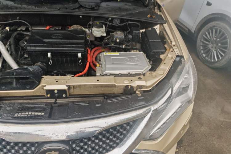 Used BYD Tang New Energy 2015 2.0T Four-Wheel-Drive Flagship Model Engine Bay Left