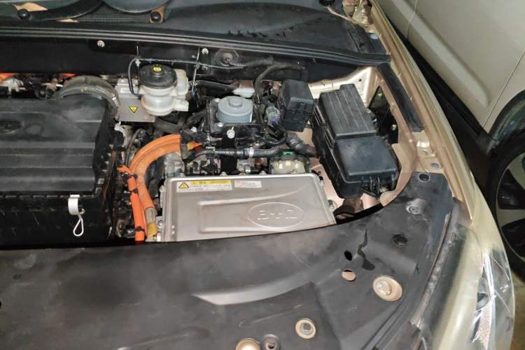Used BYD Tang New Energy 2015 2.0T Four-Wheel-Drive Flagship Model Engine Bay Left
