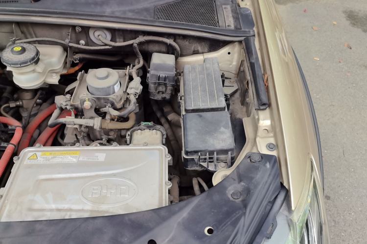 Used BYD Tang New Energy 2015 2.0T Four-Wheel-Drive Flagship Model Engine Bay Left