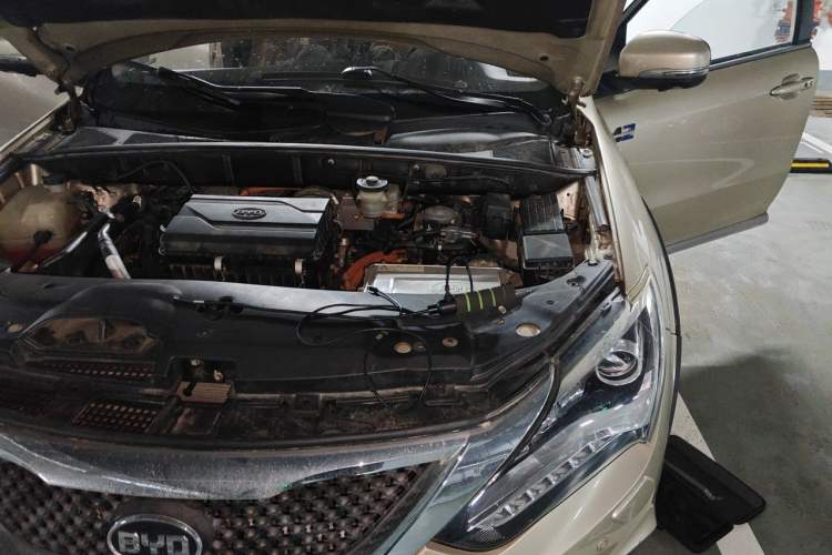 Used BYD Tang New Energy 2015 2.0T Four-Wheel-Drive Flagship Model Engine Bay Left