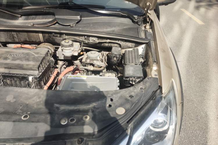 Used BYD Tang New Energy 2015 2.0T Four-Wheel-Drive Flagship Model Engine Bay Left