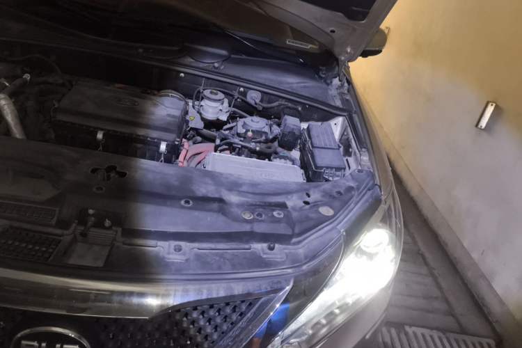 Used BYD Tang New Energy 2015 2.0T Four-Wheel-Drive Flagship Model Engine Bay Left