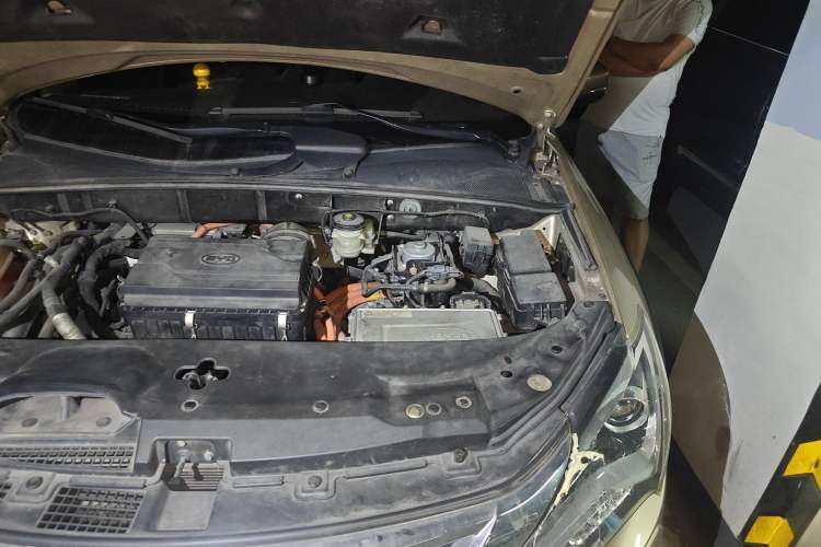 Used BYD Tang New Energy 2015 2.0T Four-Wheel-Drive Flagship Model Engine Bay Left