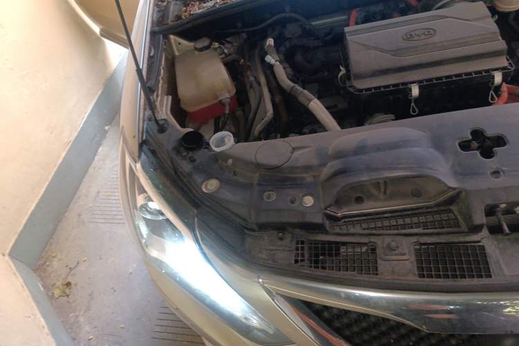Used BYD Tang New Energy 2015 2.0T Four-Wheel-Drive Flagship Model Engine Bay Right