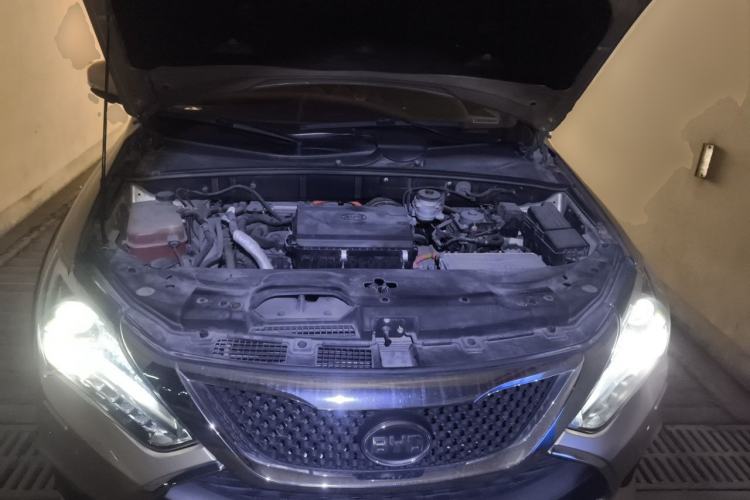 Used BYD Tang New Energy 2015 2.0T Four-Wheel-Drive Flagship Model Engine Bay