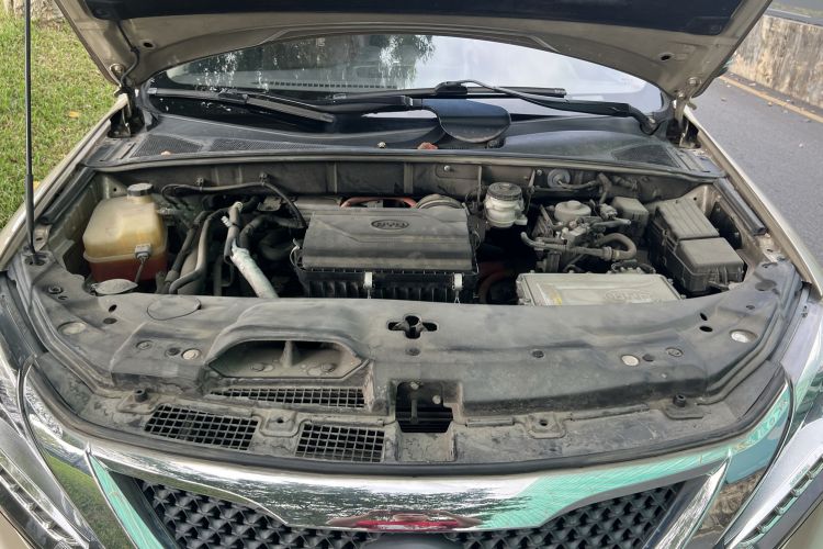 Used BYD Tang New Energy 2015 2.0T Four-Wheel-Drive Flagship Model Engine Bay