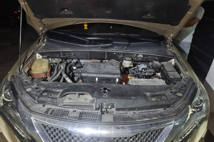 Used BYD Tang New Energy 2015 2.0T Four-Wheel-Drive Flagship Model Engine Bay