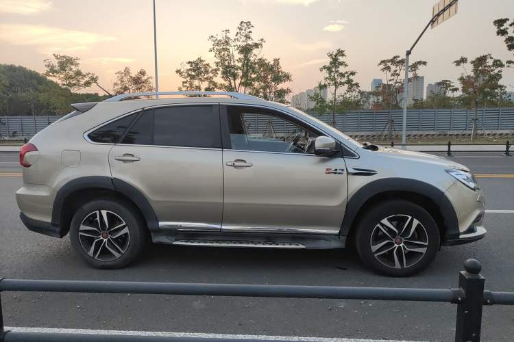 Used BYD Tang New Energy 2015 2.0T Four-Wheel-Drive Flagship Model Exterior 2