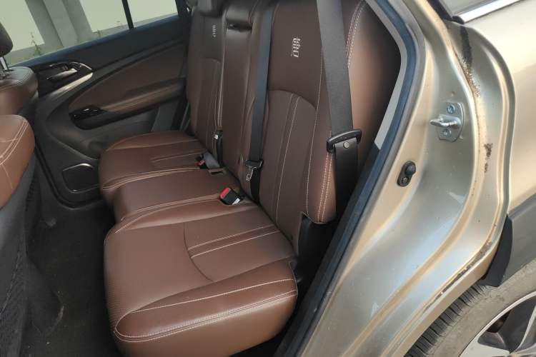 Used BYD Tang New Energy 2015 2.0T Four-Wheel-Drive Flagship Model Interior 1