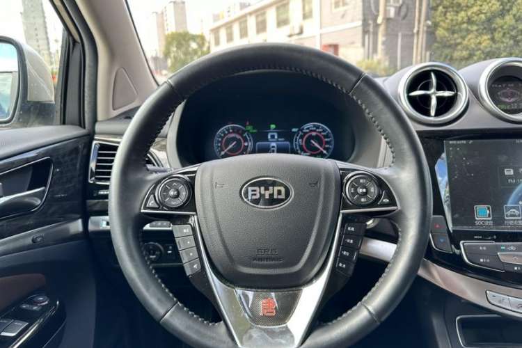 Used BYD Tang New Energy 2015 2.0T Four-Wheel-Drive Flagship Model Interior 2