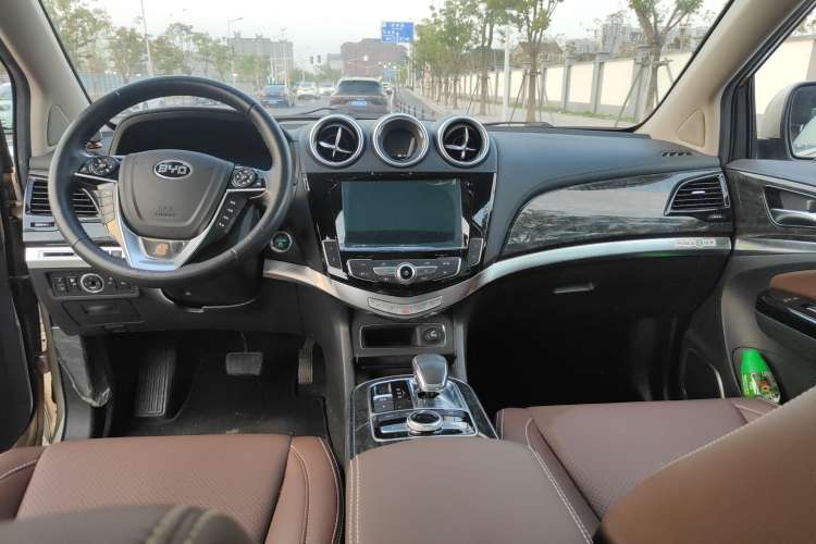 Used BYD Tang New Energy 2015 2.0T Four-Wheel-Drive Flagship Model Interior 3