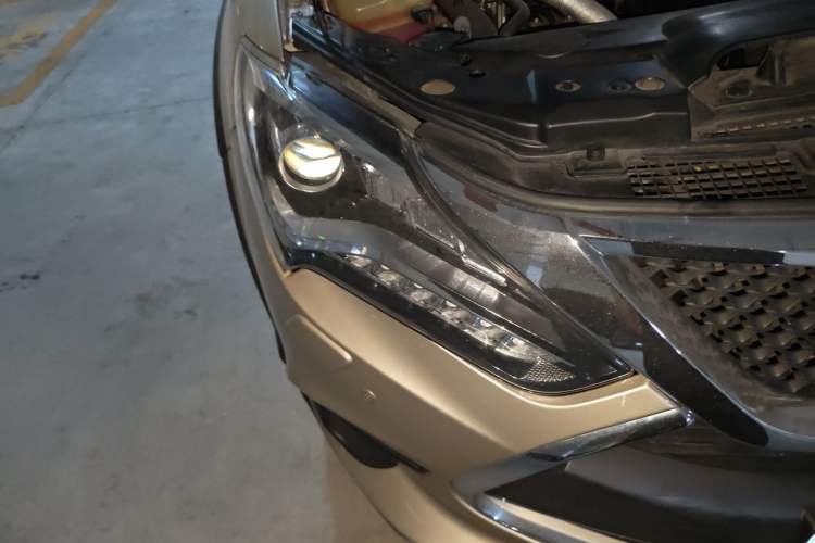 Used BYD Tang New Energy 2015 2.0T Four-Wheel-Drive Flagship Model Right Front Headlight