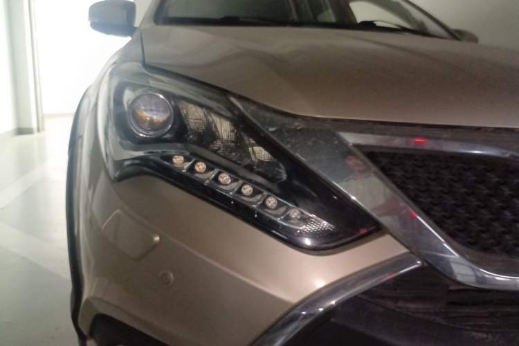 Used BYD Tang New Energy 2015 2.0T Four-Wheel-Drive Flagship Model Right Front Headlight