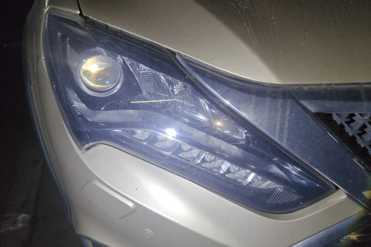 Used BYD Tang New Energy 2015 2.0T Four-Wheel-Drive Flagship Model Right Front Headlight