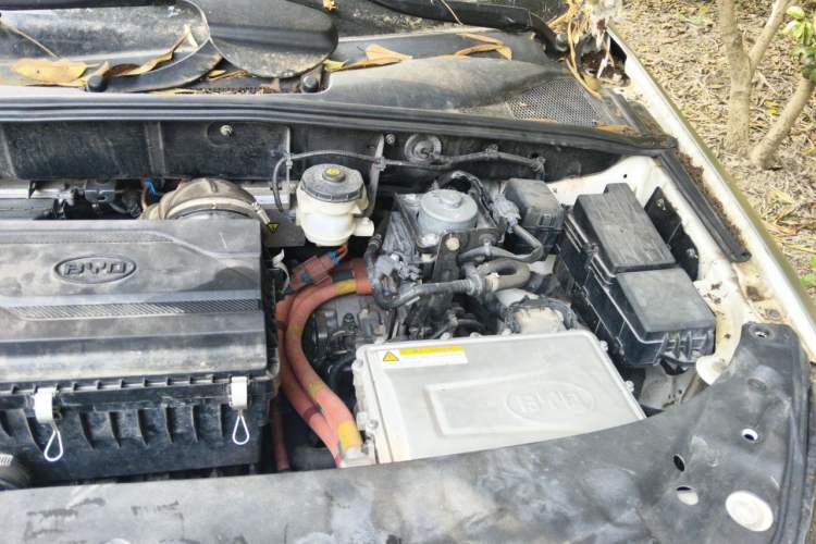 Used BYD Tang New Energy 2015 2.0T Four-Wheel-Drive Flagship Model Engine Bay Left