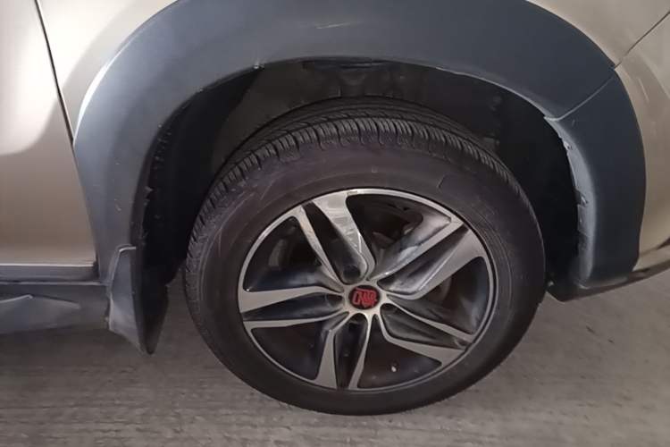 Used BYD Tang New Energy 2015 2.0T Four-Wheel-Drive Flagship Model Right Front Wheel Hub