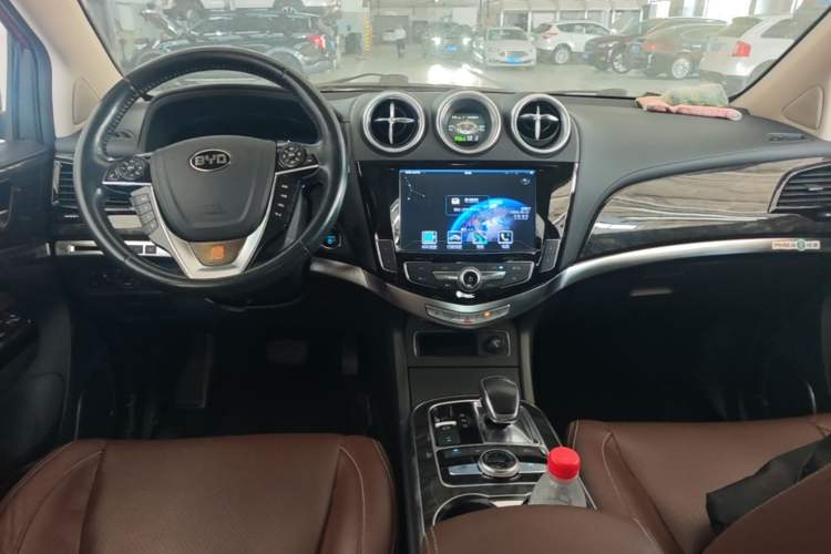 Used BYD Tang New Energy 2015 2.0T Four-Wheel-Drive Flagship Model Center Console