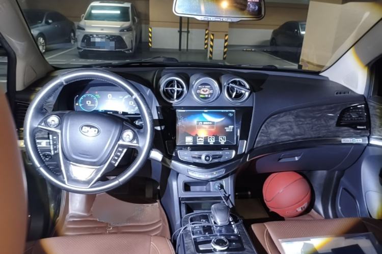 Used BYD Tang New Energy 2015 2.0T Four-Wheel-Drive Flagship Model Center Console