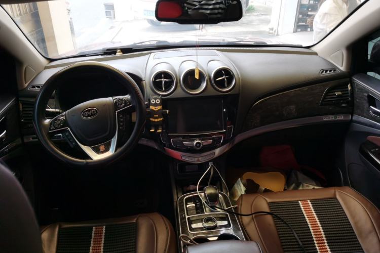 Used BYD Tang New Energy 2015 2.0T Four-Wheel-Drive Flagship Model Center Console