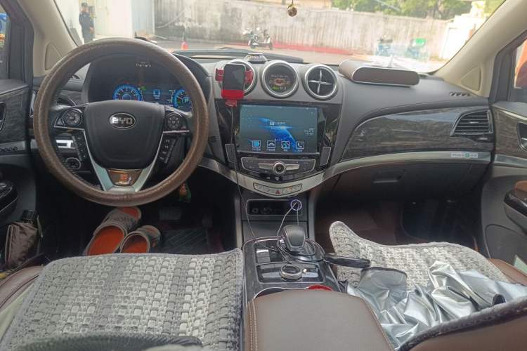 Used BYD Tang New Energy 2015 2.0T Four-Wheel-Drive Flagship Model Center Console