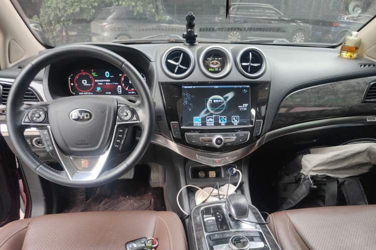 Used BYD Tang New Energy 2015 2.0T Four-Wheel-Drive Flagship Model Center Console