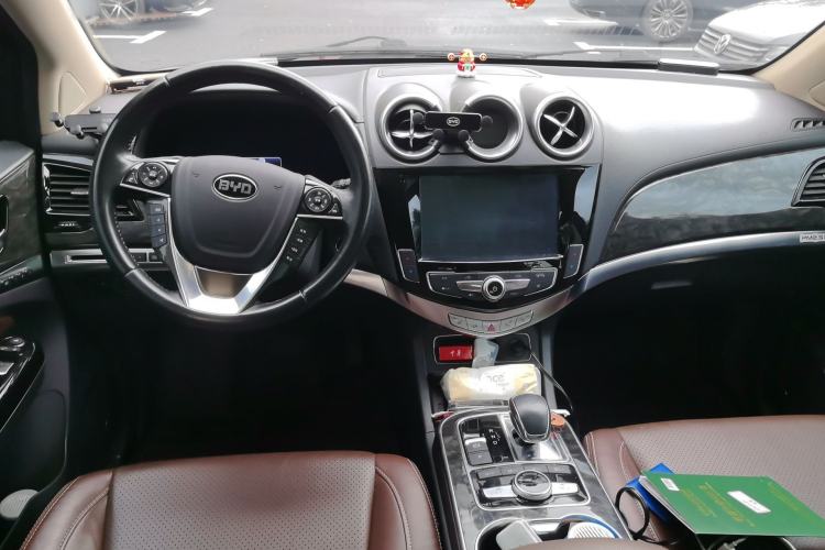 Used BYD Tang New Energy 2015 2.0T Four-Wheel-Drive Flagship Model Center Console