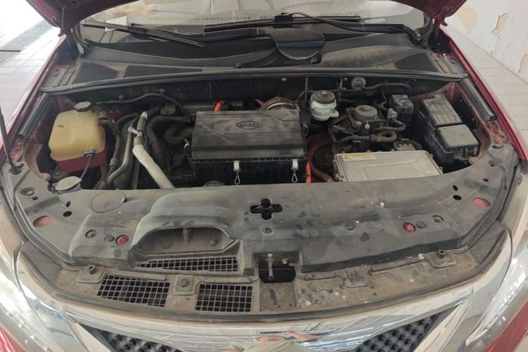 Used BYD Tang New Energy 2015 2.0T Four-Wheel-Drive Flagship Model Engine Bay