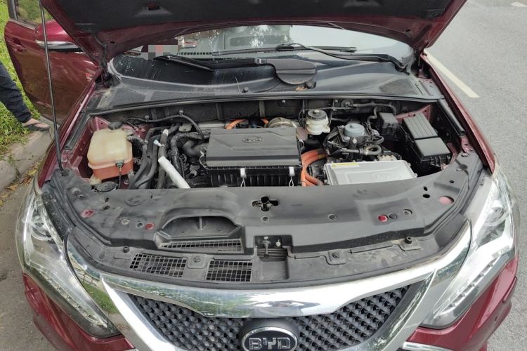 Used BYD Tang New Energy 2015 2.0T Four-Wheel-Drive Flagship Model Engine Bay