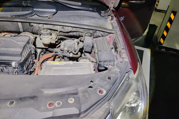 Used BYD Tang New Energy 2015 2.0T Four-Wheel-Drive Flagship Model Engine Bay Left