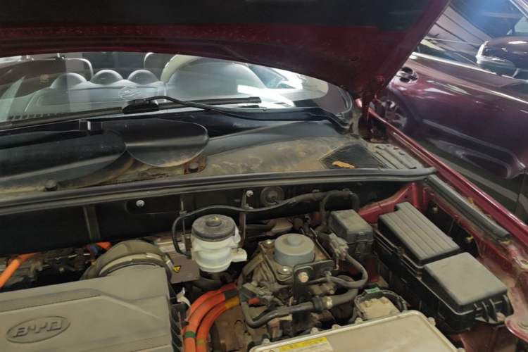 Used BYD Tang New Energy 2015 2.0T Four-Wheel-Drive Flagship Model Engine Bay Left
