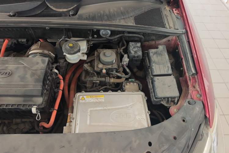 Used BYD Tang New Energy 2015 2.0T Four-Wheel-Drive Flagship Model Engine Bay Left