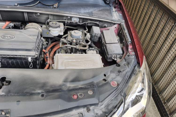 Used BYD Tang New Energy 2015 2.0T Four-Wheel-Drive Flagship Model Engine Bay Left