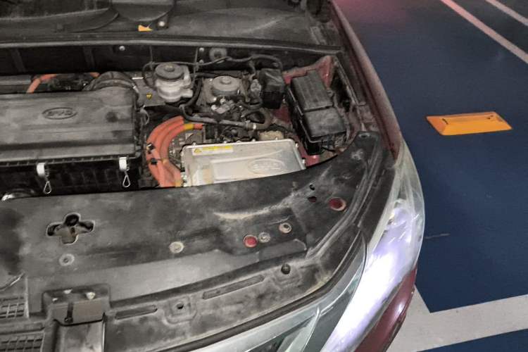 Used BYD Tang New Energy 2015 2.0T Four-Wheel-Drive Flagship Model Engine Bay Left