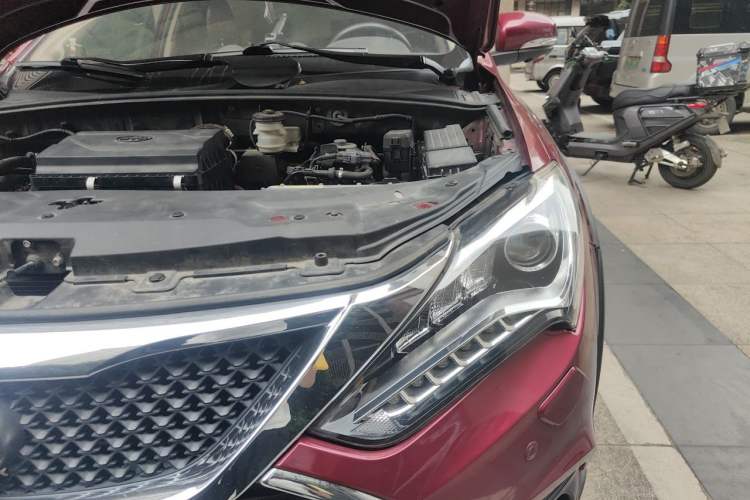Used BYD Tang New Energy 2015 2.0T Four-Wheel-Drive Flagship Model Engine Bay Left