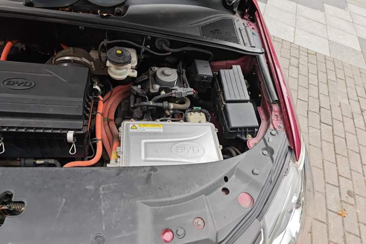 Used BYD Tang New Energy 2015 2.0T Four-Wheel-Drive Flagship Model Engine Bay Left