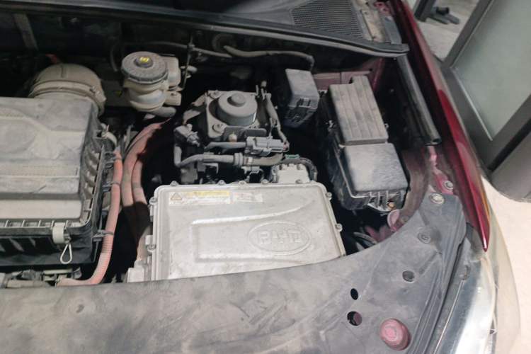 Used BYD Tang New Energy 2015 2.0T Four-Wheel-Drive Flagship Model Engine Bay Left
