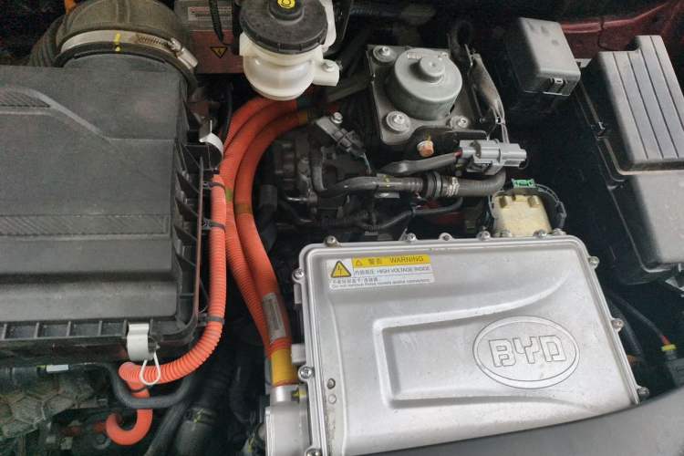 Used BYD Tang New Energy 2015 2.0T Four-Wheel-Drive Flagship Model Engine Bay Left