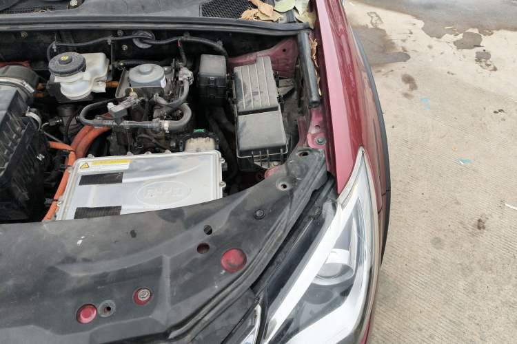 Used BYD Tang New Energy 2015 2.0T Four-Wheel-Drive Flagship Model Engine Bay Left