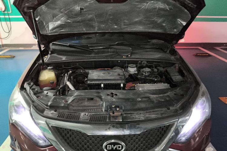 Used BYD Tang New Energy 2015 2.0T Four-Wheel-Drive Flagship Model Engine Bay