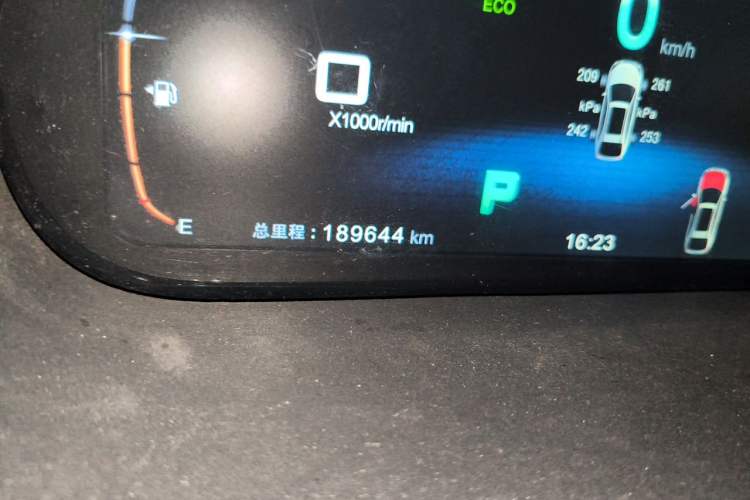 Used BYD Tang New Energy 2015 2.0T Four-Wheel-Drive Flagship Model Odometer Close Up