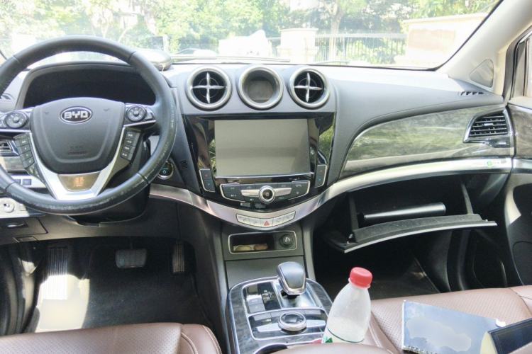 Used BYD Tang New Energy 2015 2.0T Four-Wheel-Drive Flagship Model Center Console