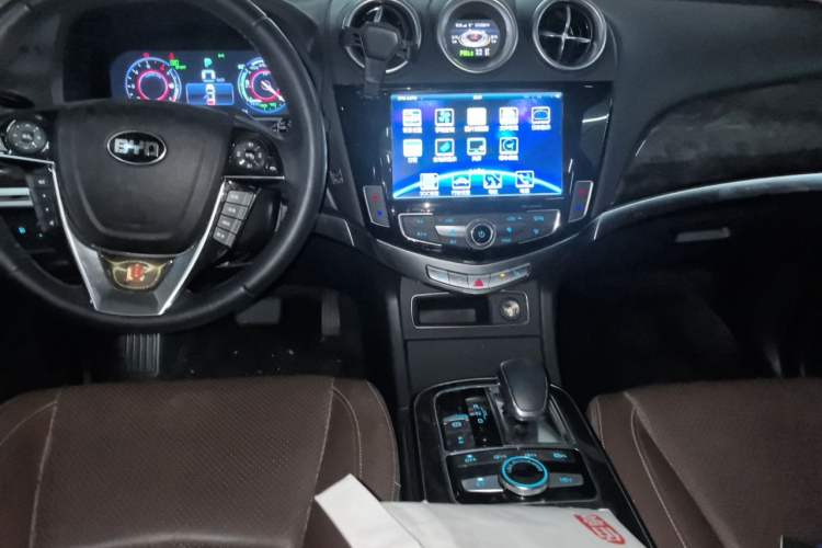 Used BYD Tang New Energy 2015 2.0T Four-Wheel-Drive Flagship Model Center Console