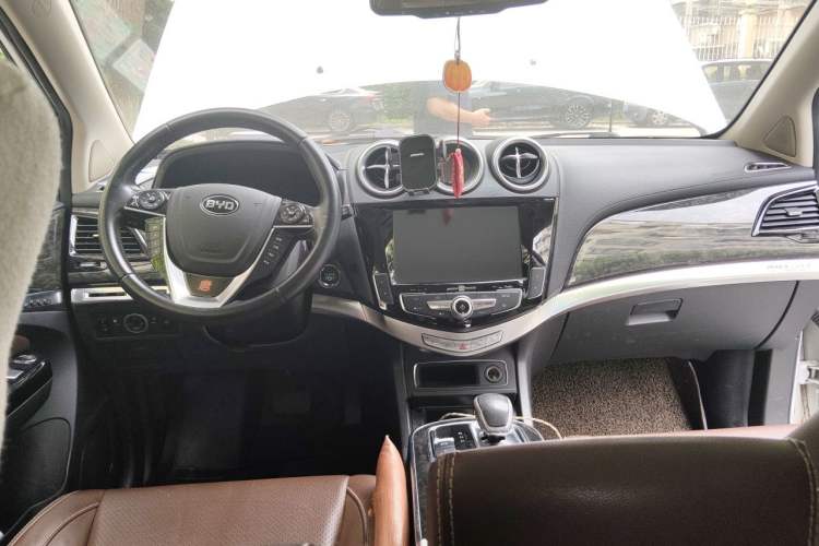 Used BYD Tang New Energy 2015 2.0T Four-Wheel-Drive Flagship Model Center Console