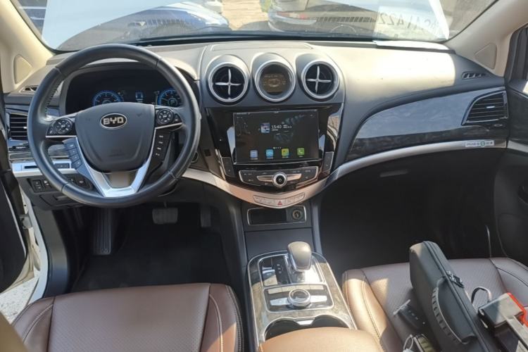 Used BYD Tang New Energy 2015 2.0T Four-Wheel-Drive Flagship Model Center Console