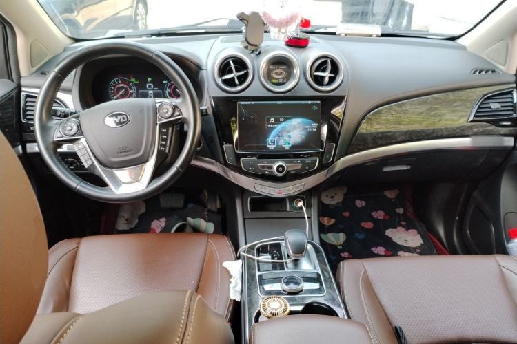 Used BYD Tang New Energy 2015 2.0T Four-Wheel-Drive Flagship Model Center Console