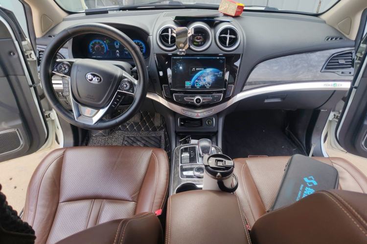 Used BYD Tang New Energy 2015 2.0T Four-Wheel-Drive Flagship Model Center Console