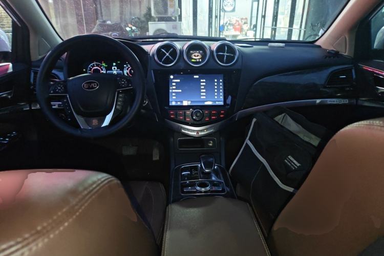 Used BYD Tang New Energy 2015 2.0T Four-Wheel-Drive Flagship Model Center Console