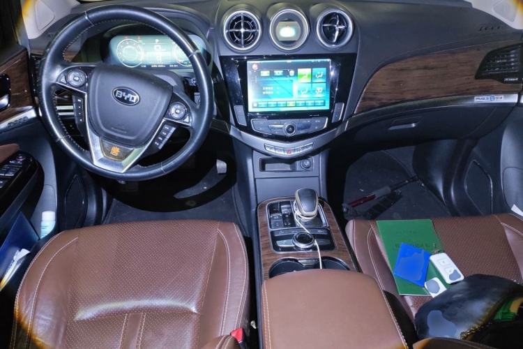 Used BYD Tang New Energy 2015 2.0T Four-Wheel-Drive Flagship Model Center Console